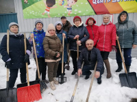 «Серебряные» волонтеры дружно вышли на субботник