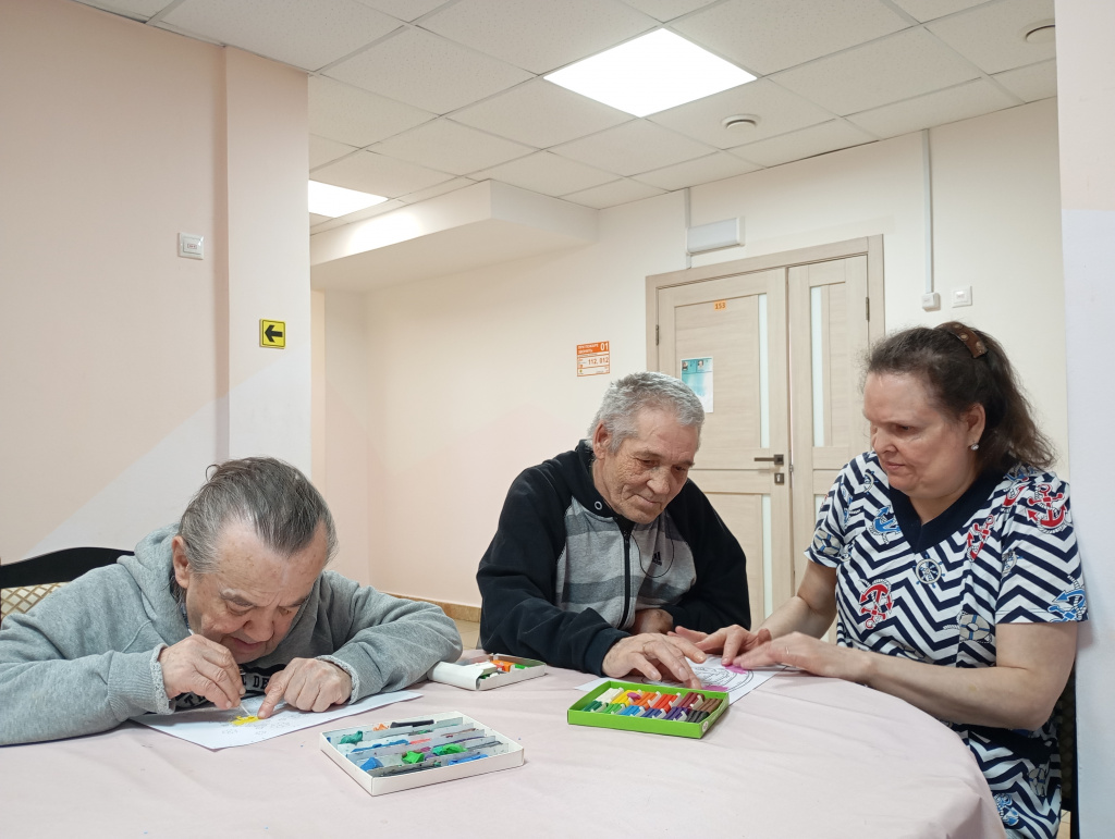 сидят лепят картинки из пластилина.jpg