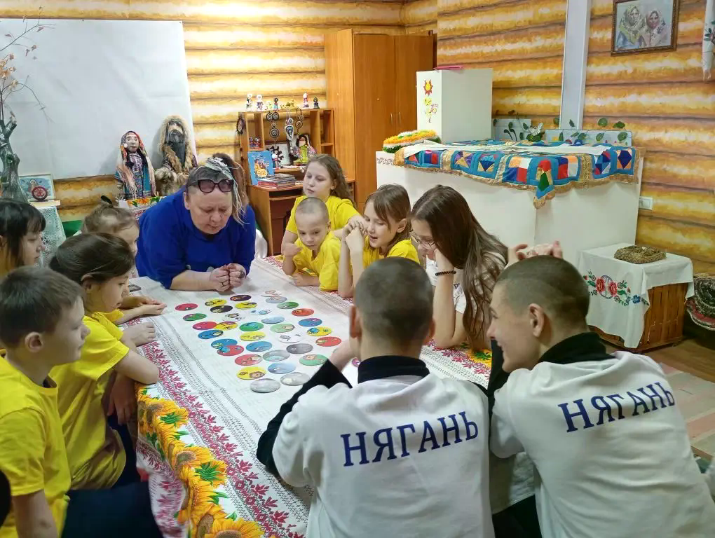 преаодователь объясняет детям условия игры в кружочки.png