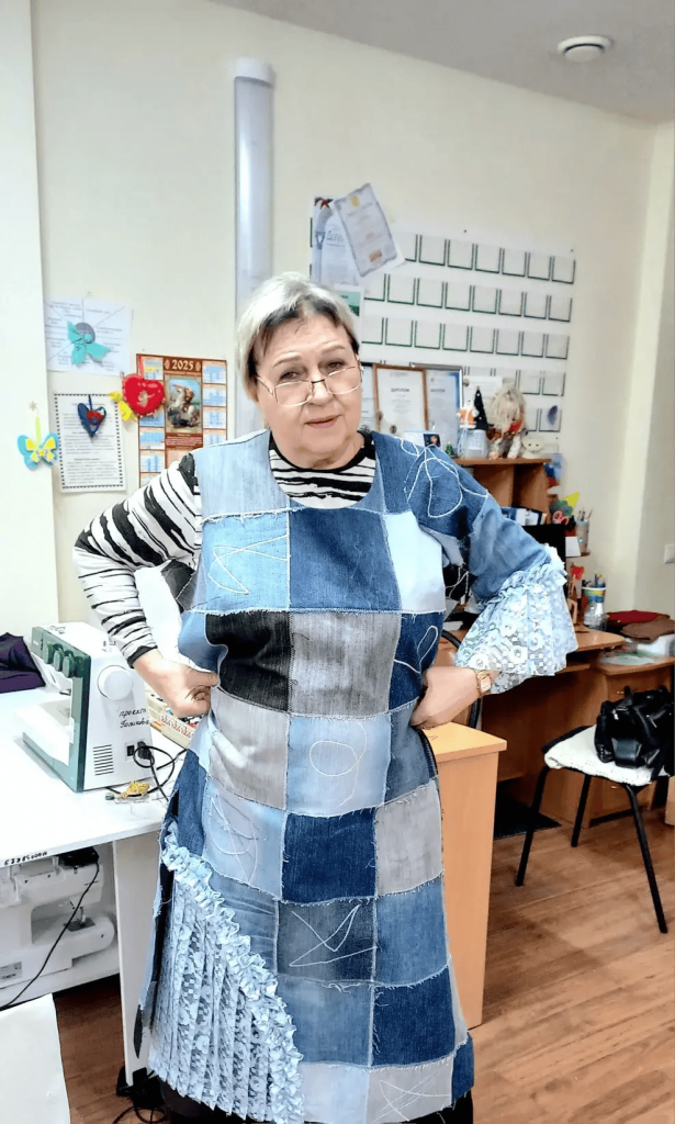 женщина в платье сделанный соими руками.png