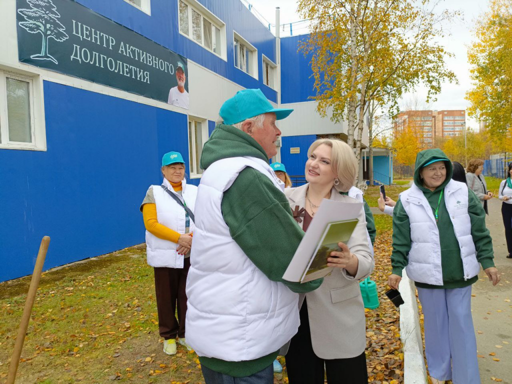 вручение книги.jpg