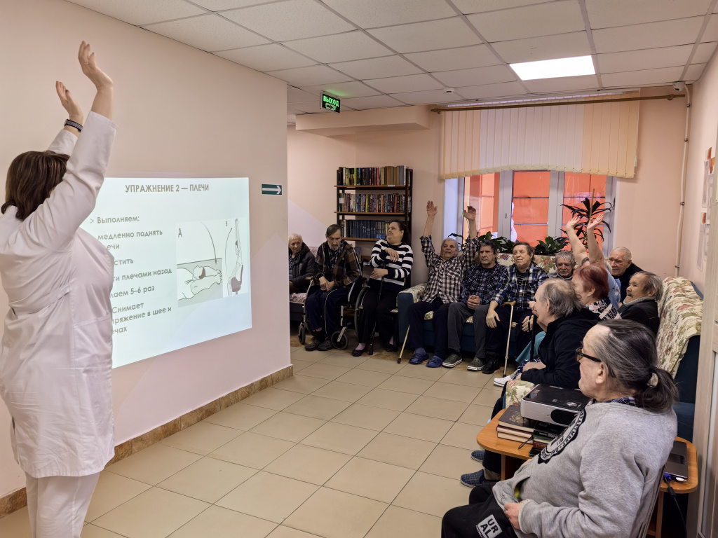 врач показывает упражнеия.jpg