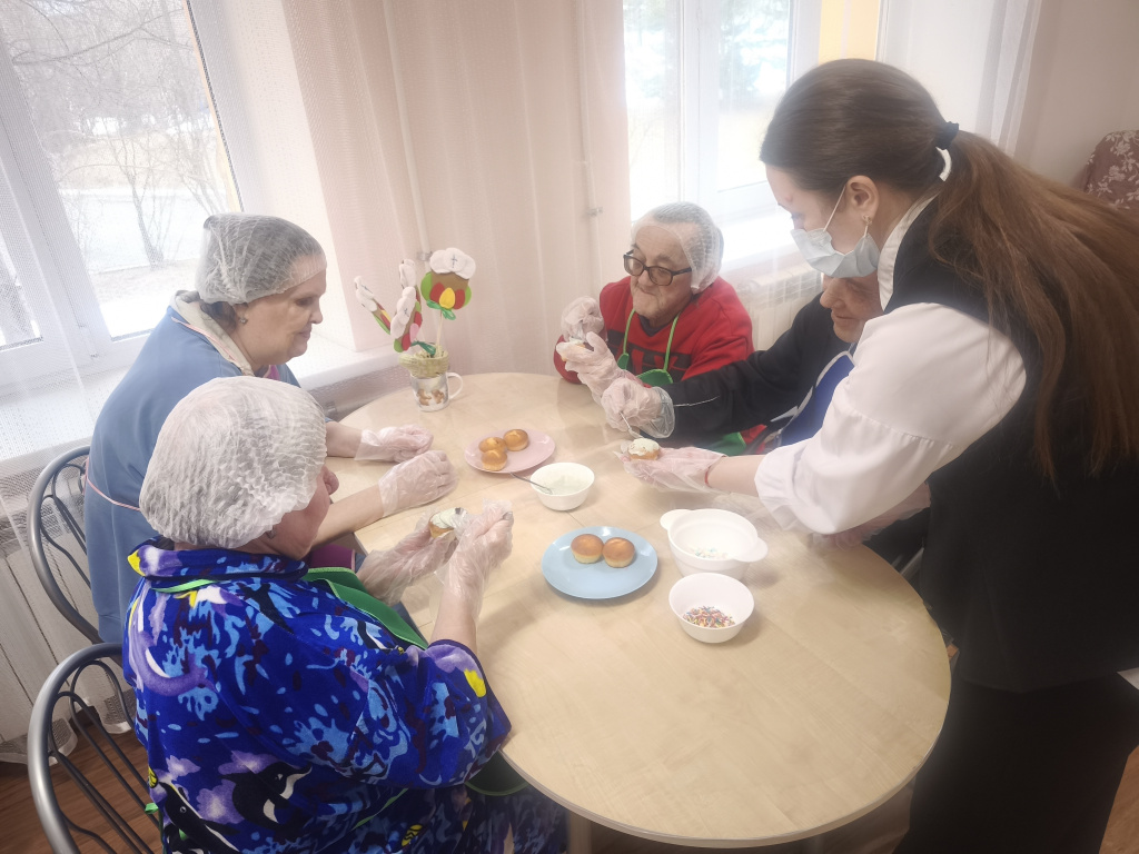 Получатели социальных услуг украшают куличи.jpg