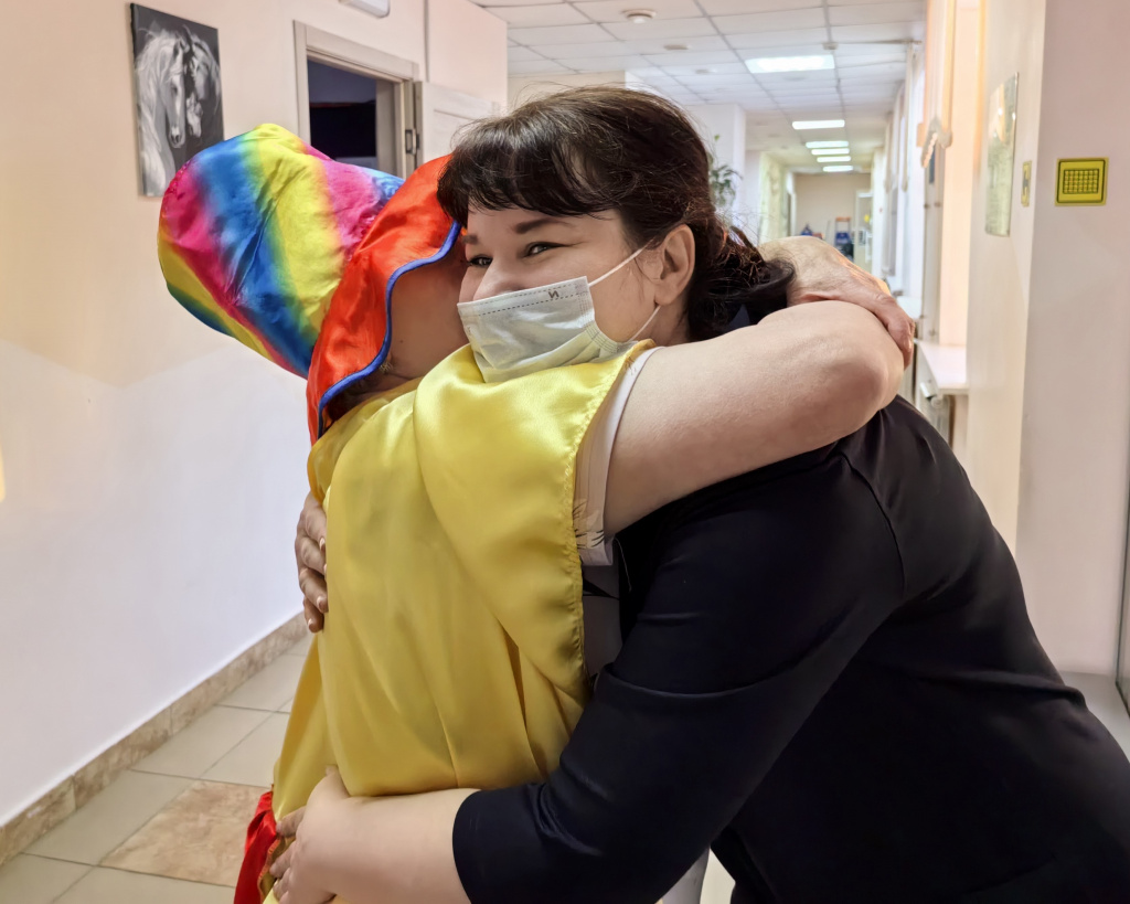 женщина в костюме обниает сотрудницу.jpg