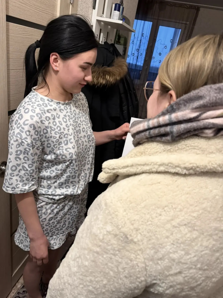 вручают памятку девушке специалист.png