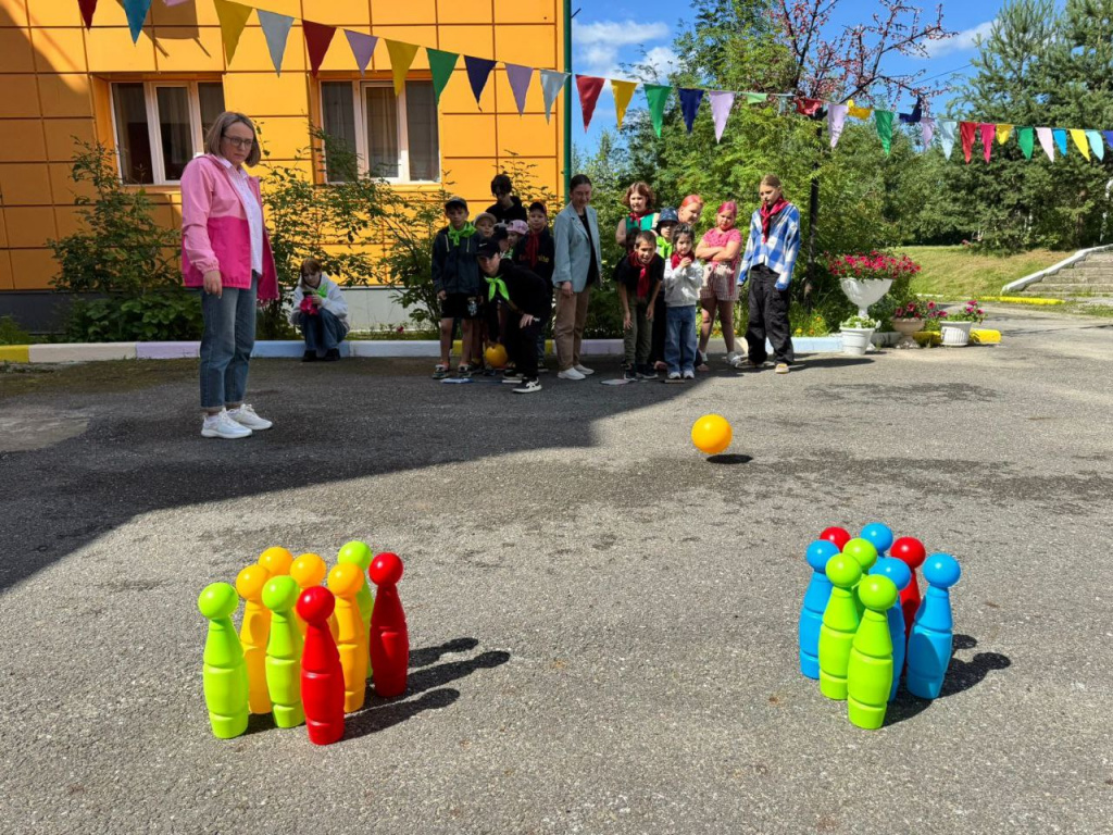Участники играют в боулинг.jpg