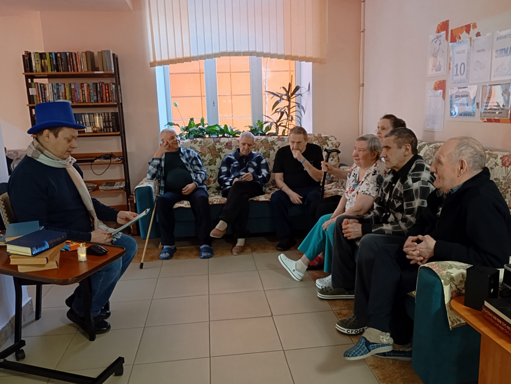 граждане приклонного возрастс сидят слушают рассказы 
