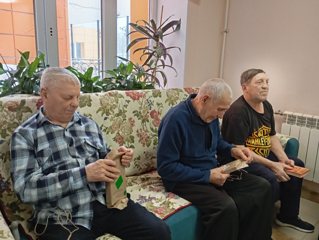 получатели открывают книги.jpg