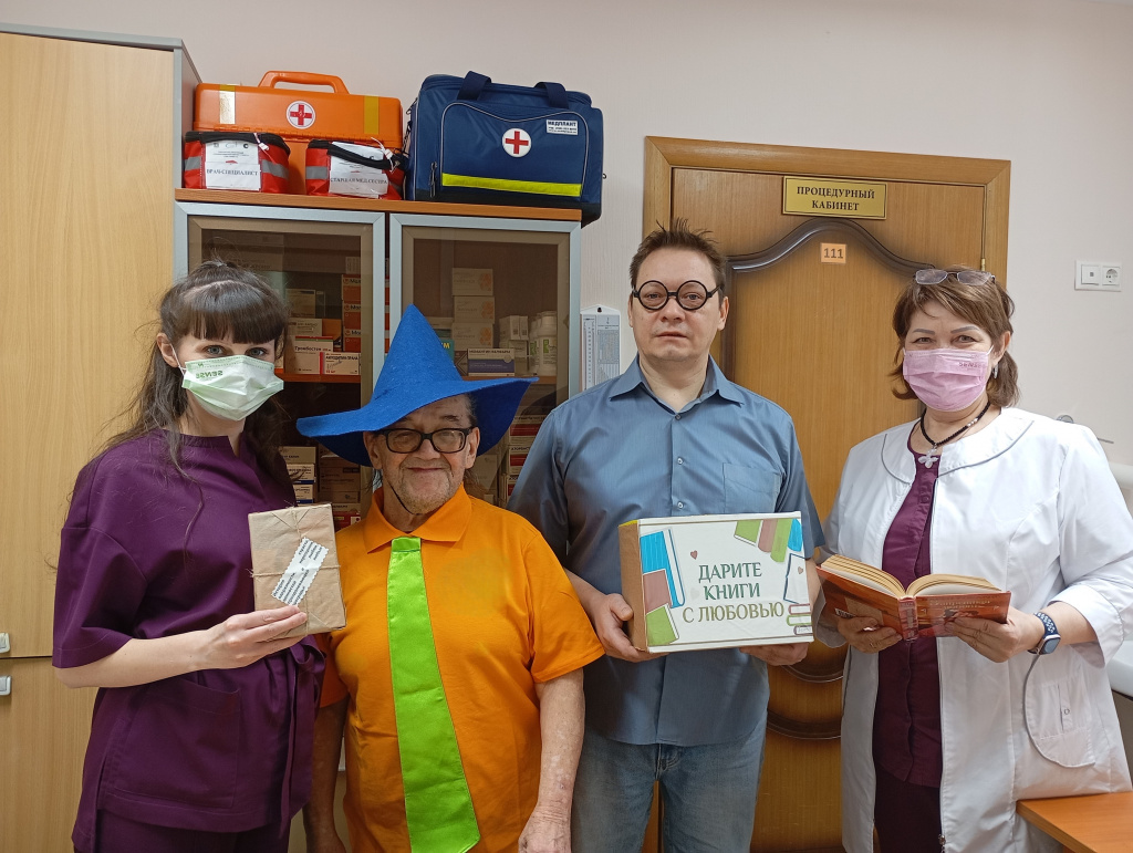 даже подарили книжки работникам центра.jpg