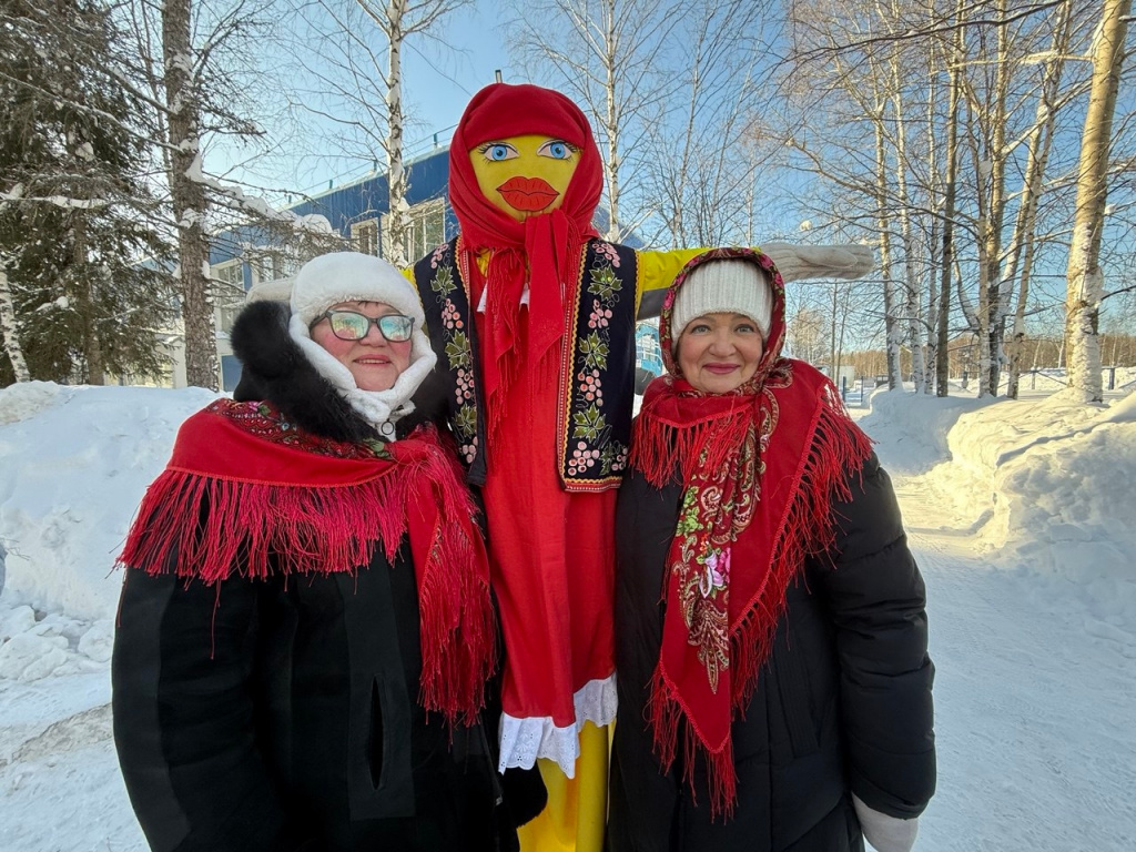 женщины стоят в красных платочках.jpg