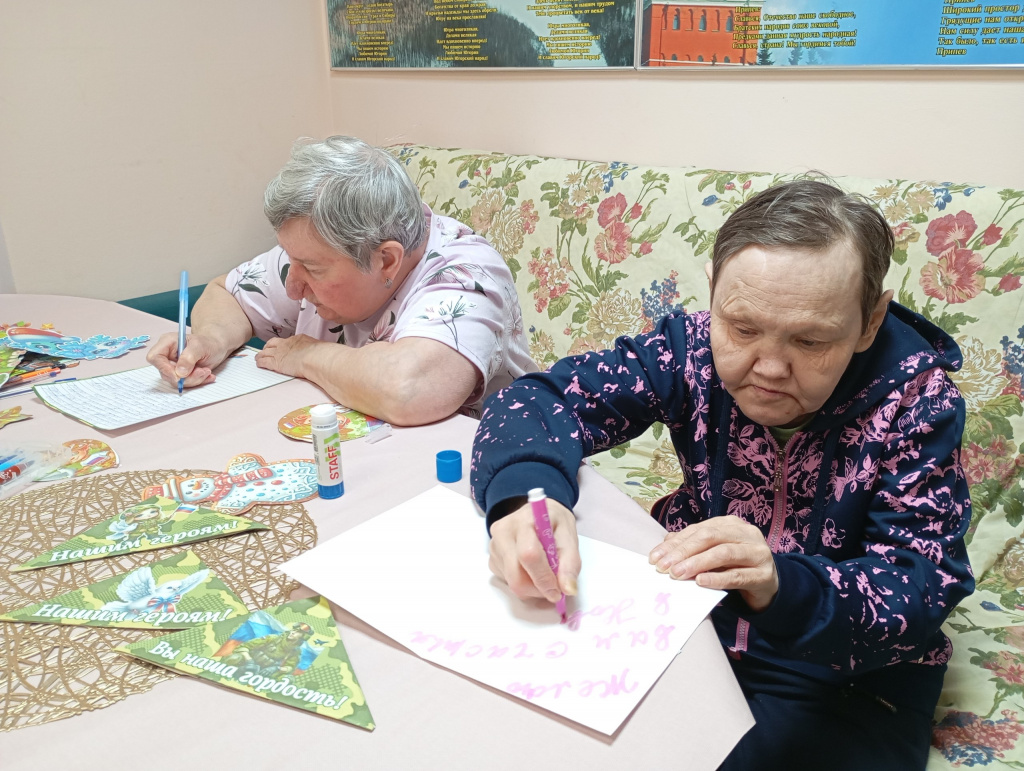 проживающие делают новогоднюю открытку солдату (3).jpg