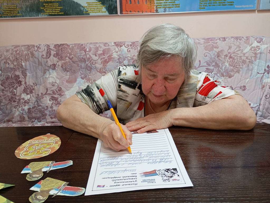 женщина пишет письмо солдату