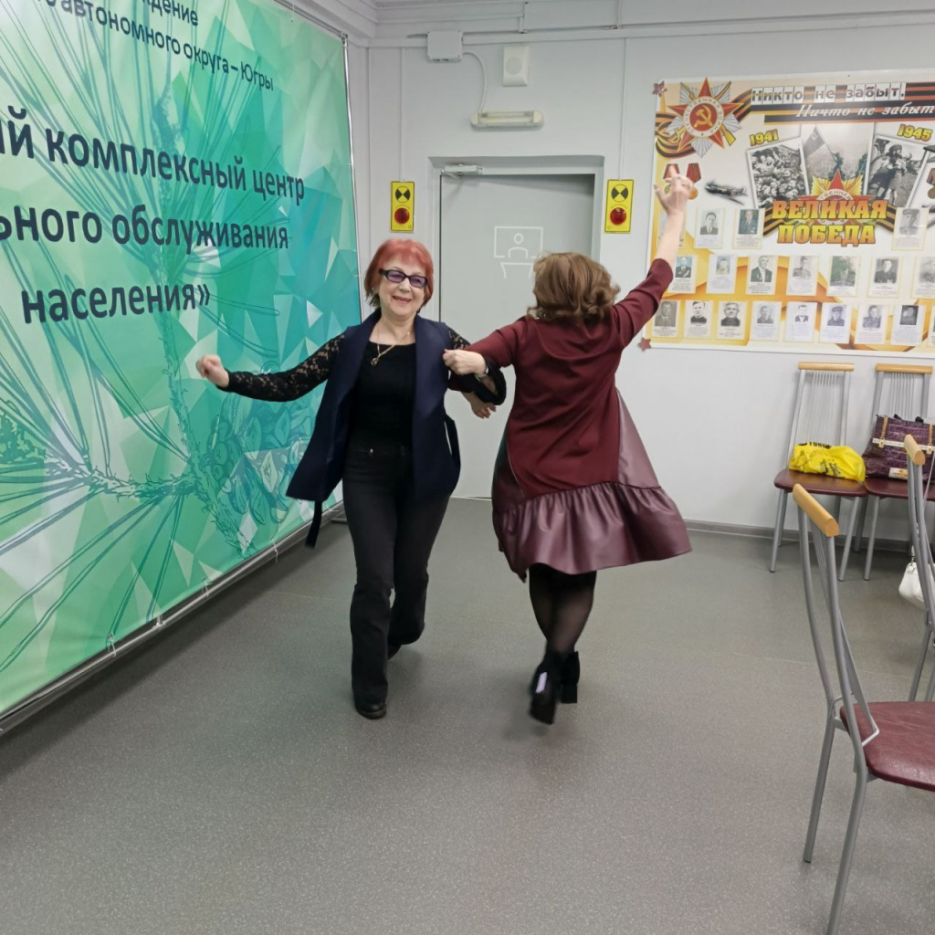 двоя женщин танцуют.jpg