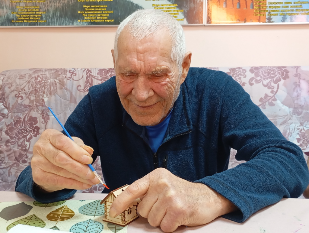 мужчина красит деревянный домик.jpg