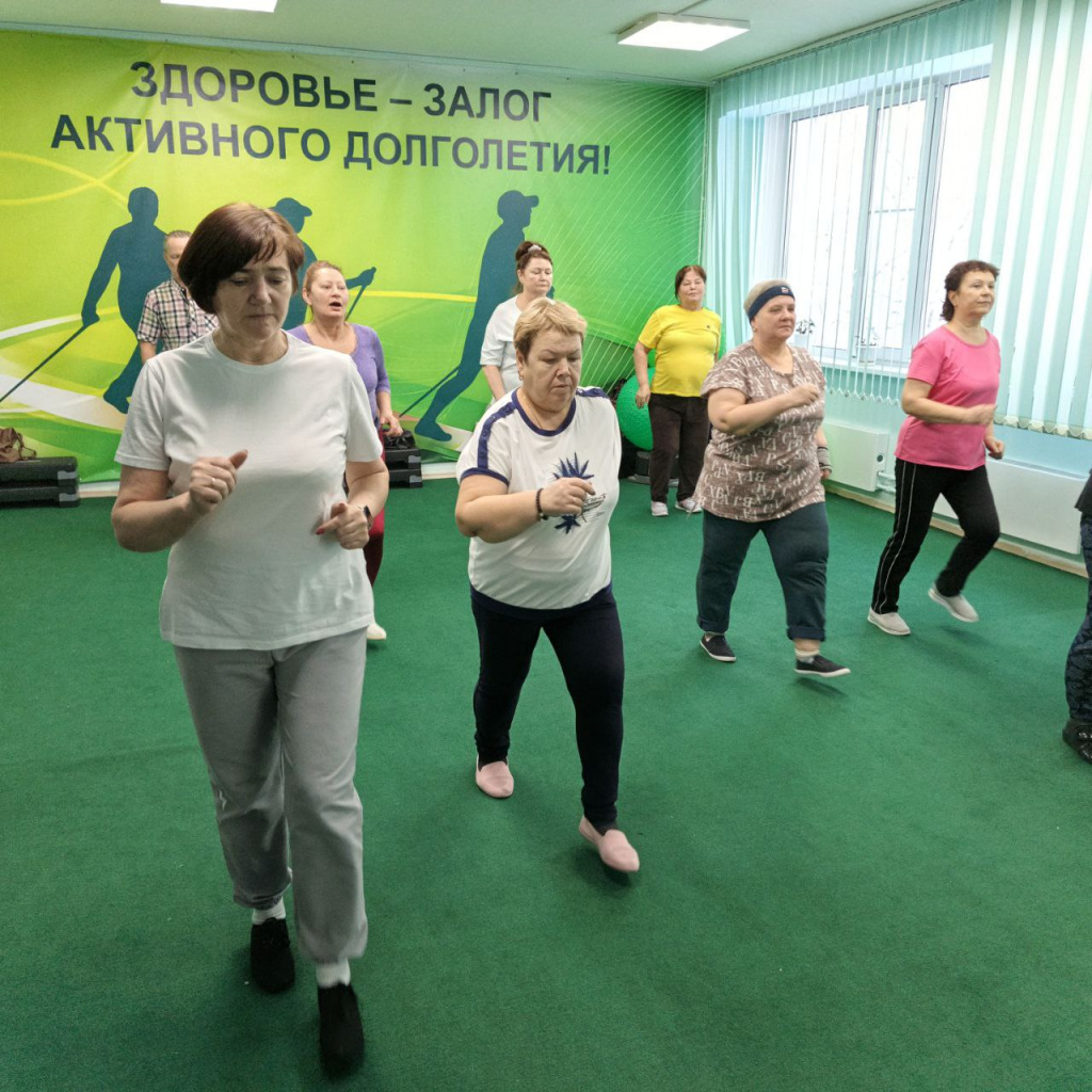 женшины танцуют в количестве 9 человек.jpg
