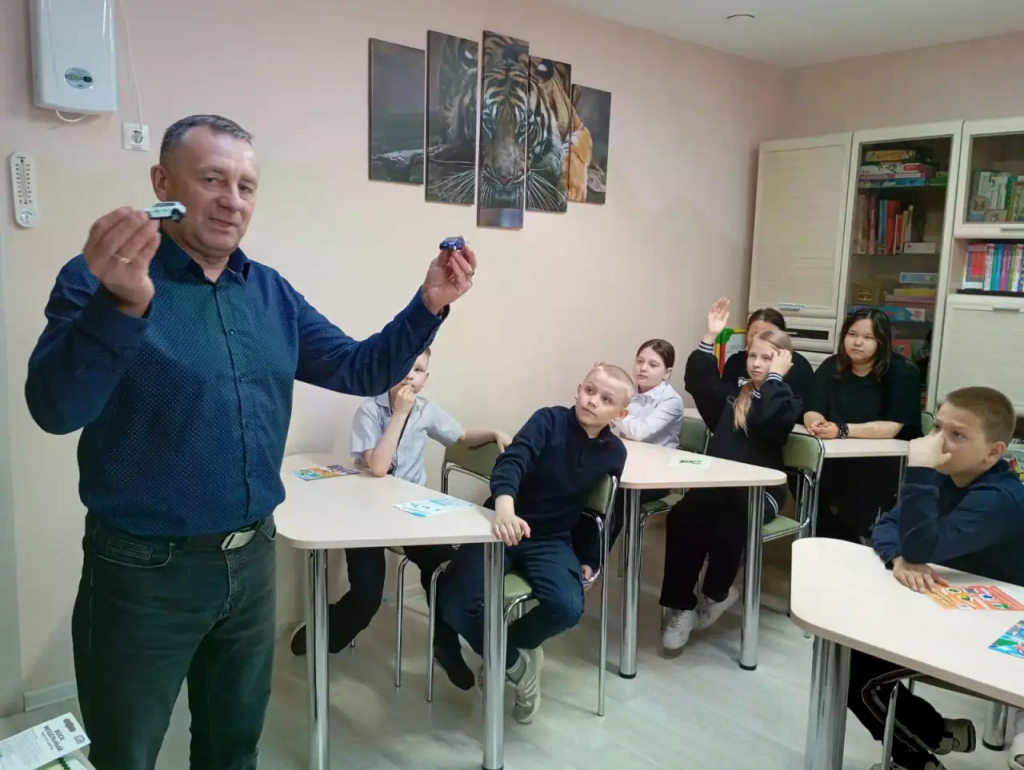 воспитатель показывает дорожные движения.png