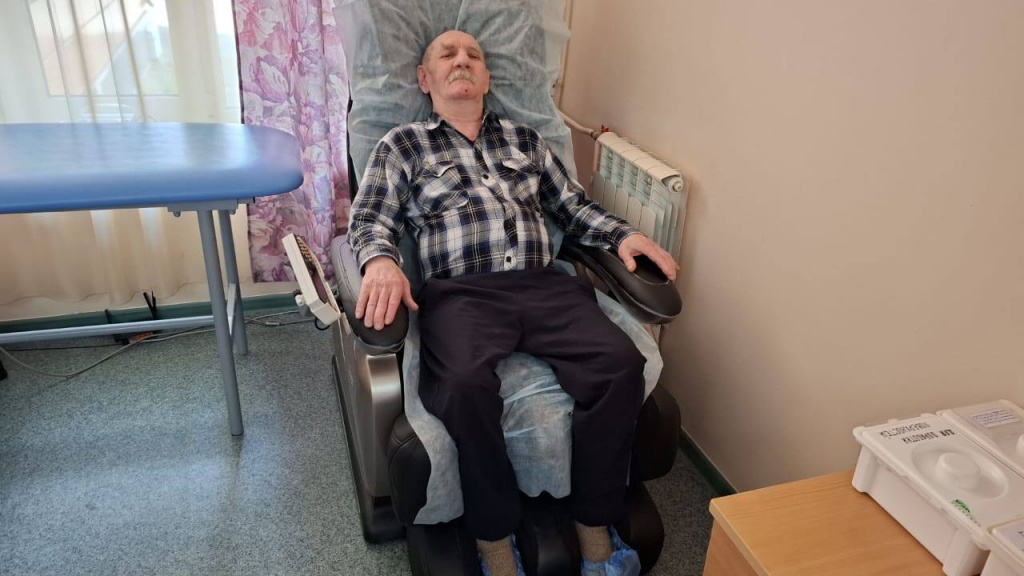 Получатели социальных услуг на массажном кресле (2).jpg