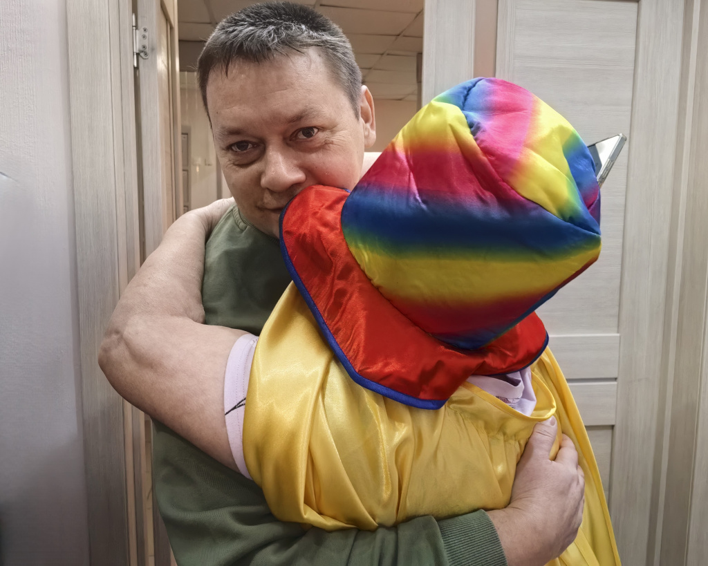 женщина в костюме обнимает сотрудника.jpg
