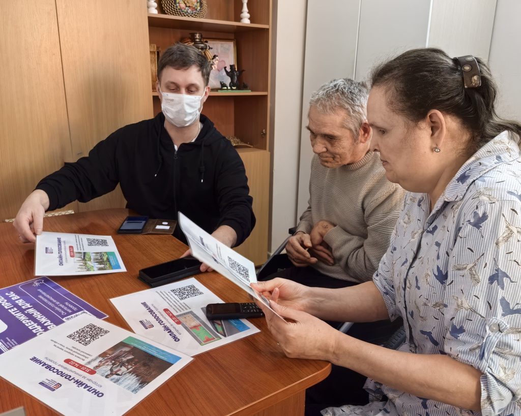 парень показывает старшему поколению ккие проекты представил наш город