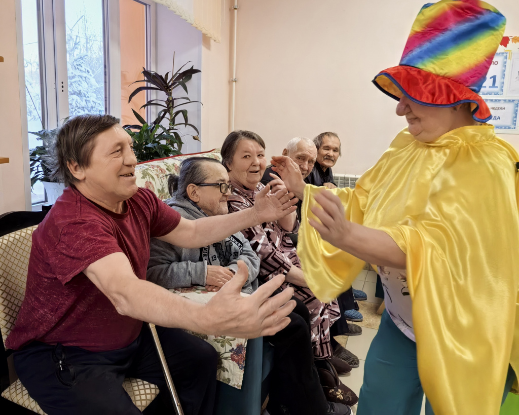 женщина в костюме пытается всех однять по очереди.jpg