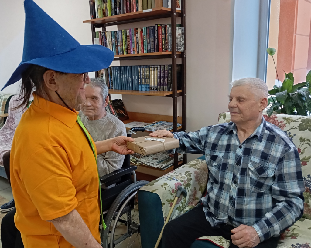 передает книгу.jpg