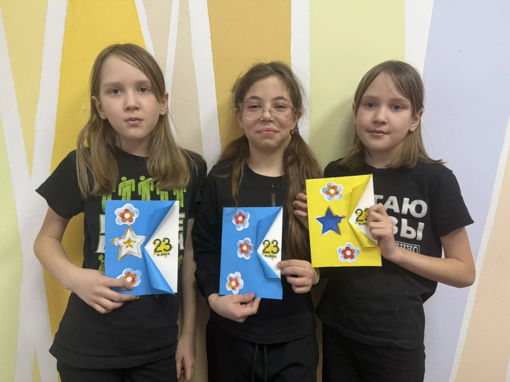 девочки в ряд стоят с открытками