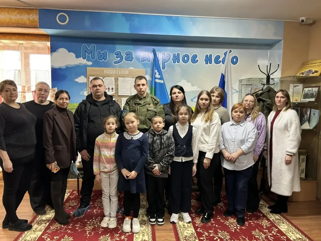 все на общем фото дети и сотрудники и два солдата 