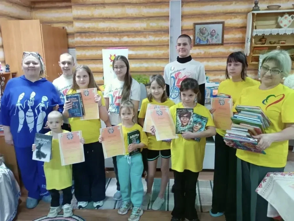 все вместе сделали фото дети с детьми и преподователи с книгами.png