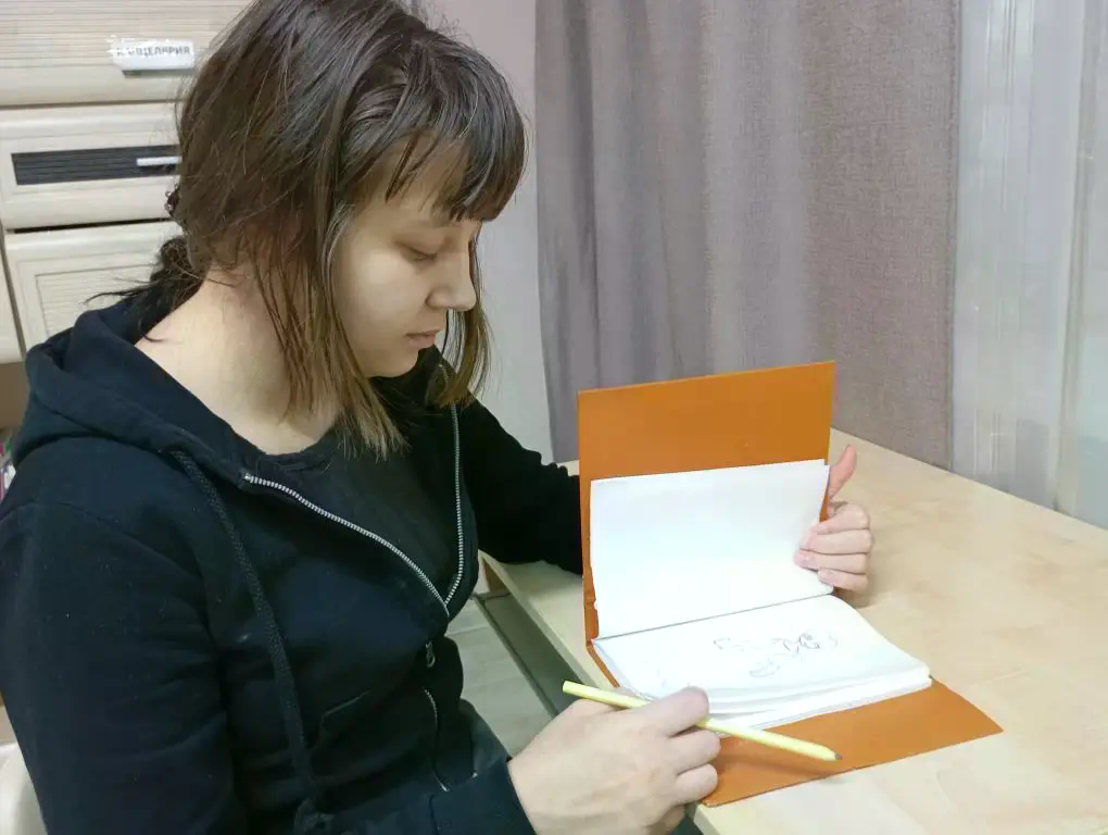 деовчка читает книгу.png