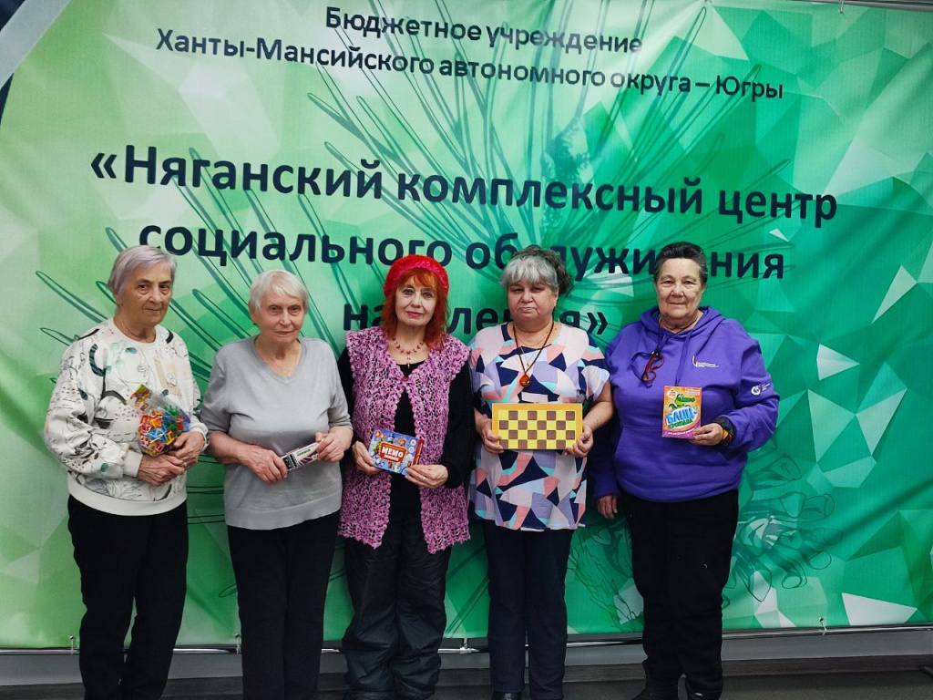 жещины стоят на банаре.jpg