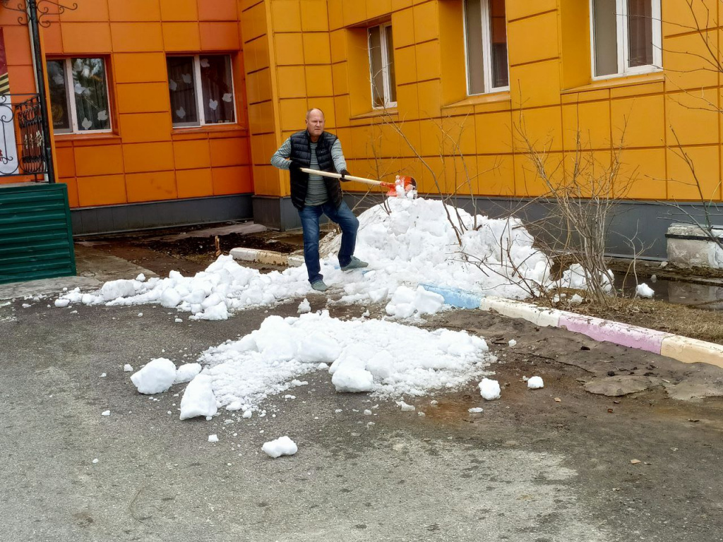 Раскидывание снега.jpg