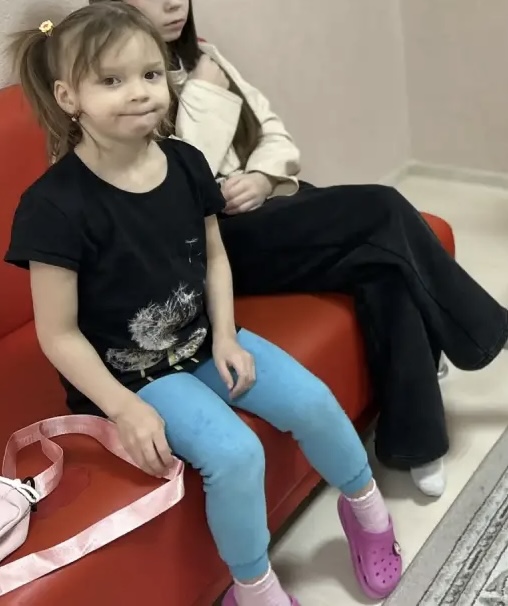 сидит девочка в колготках ебесного цвета.jpeg