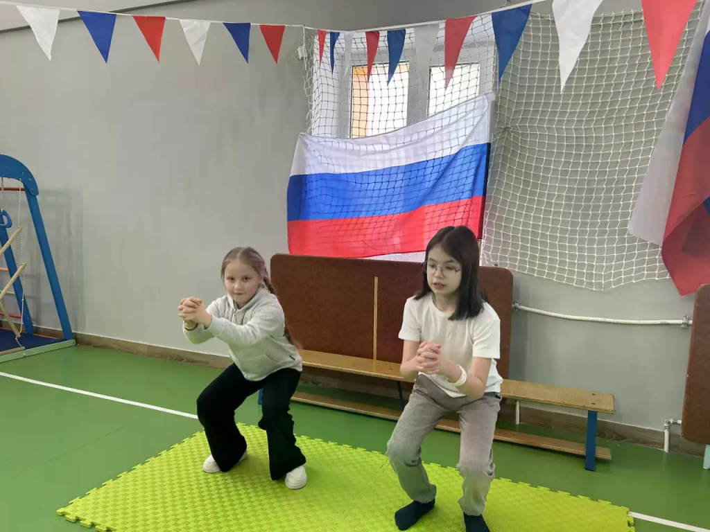 дети приседают 