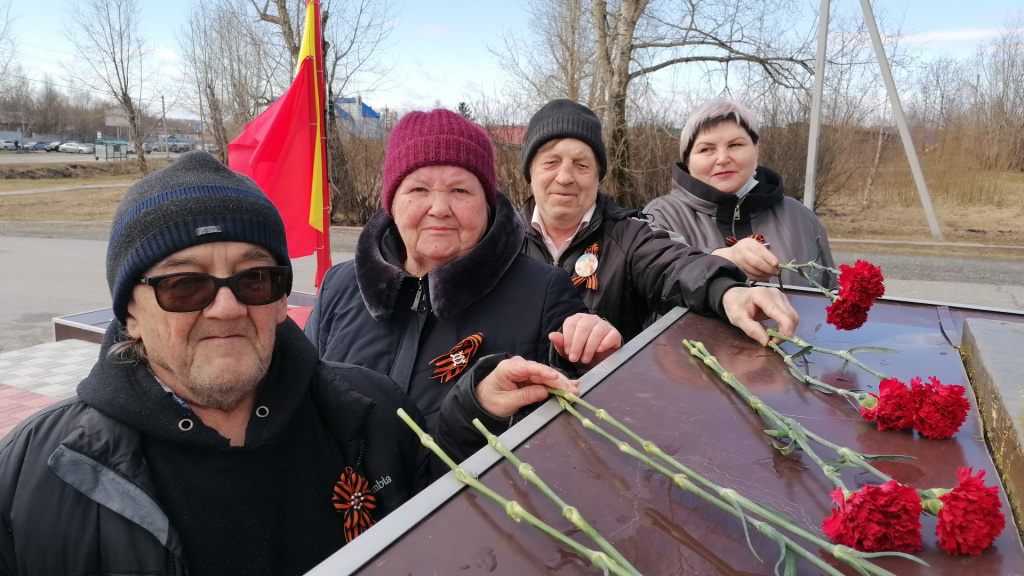 возложение цветов у монумента солдату-освободителю.jpg