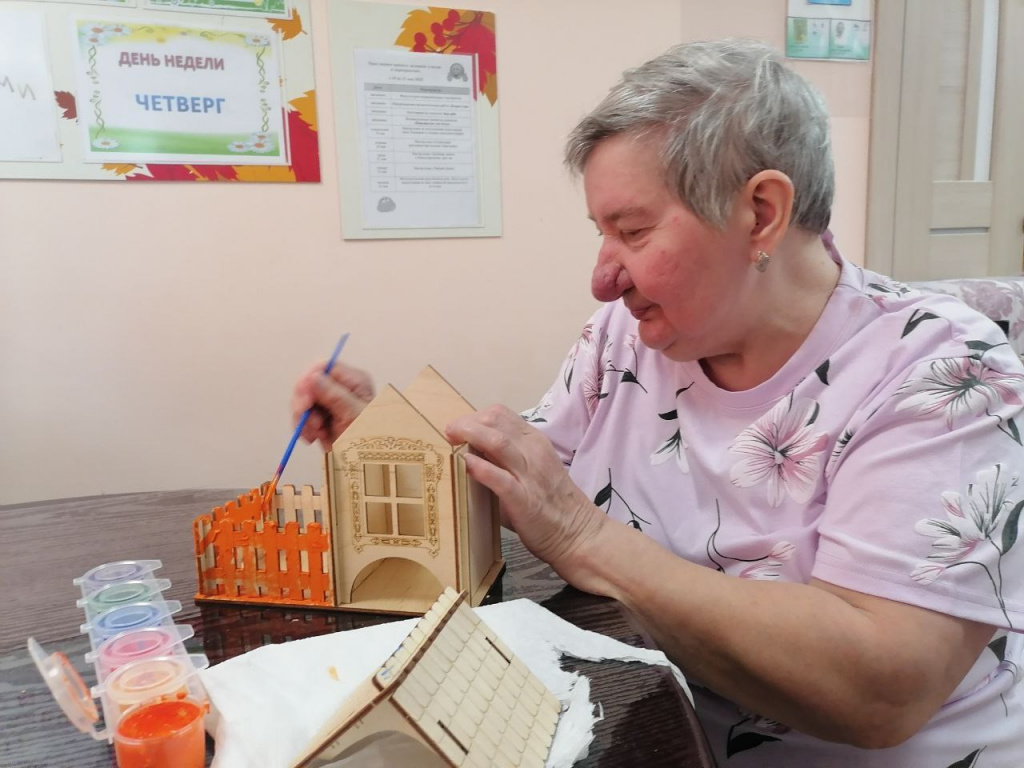 проживающие интерната изготавливают домики в технике декупаж (3) — копия.jpg