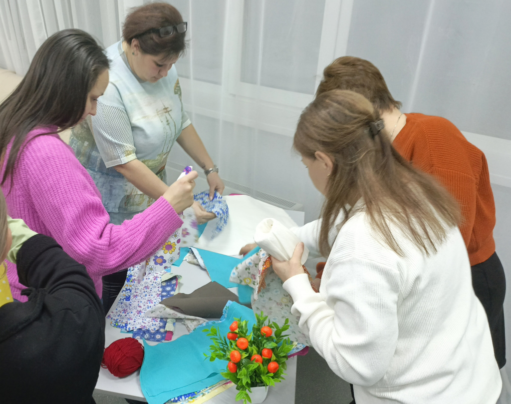 девушки разбирают ткани для изготовления куклы.jpg