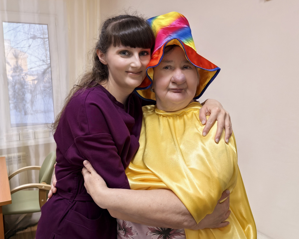женщина в костюме обниает сотрудницу в фиолетовом.jpg