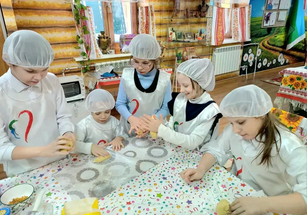 дети лепят печенья формы.png