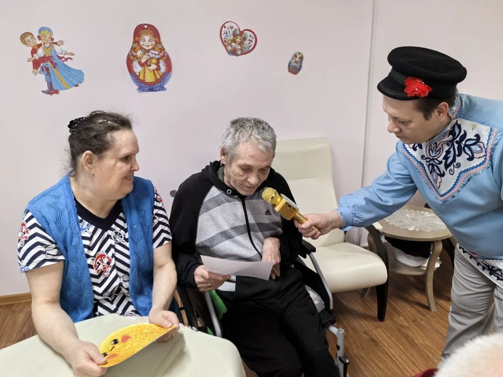 в микрафон спрашивают песню.png