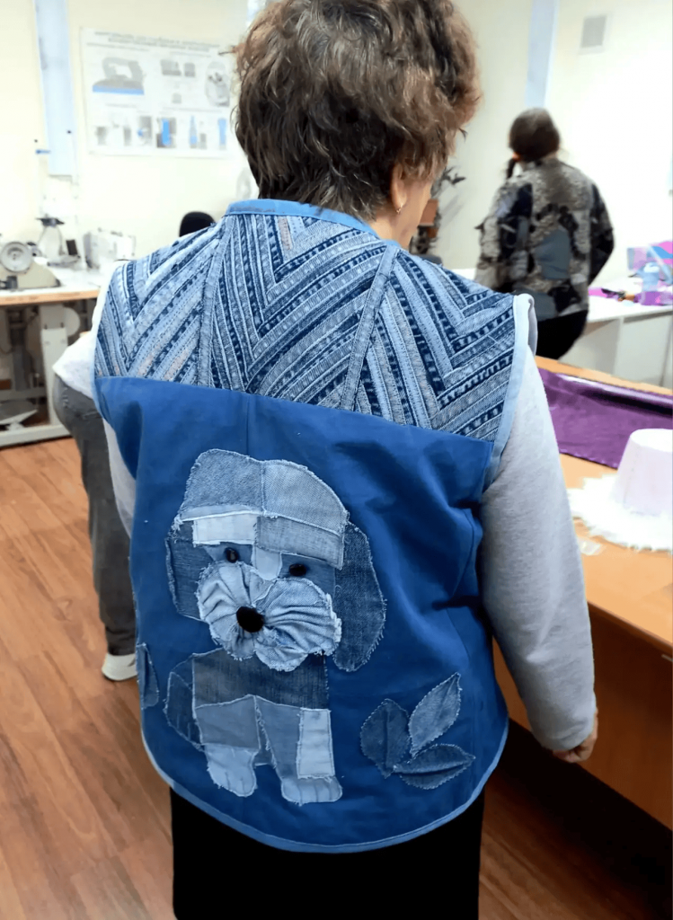 женщина в безрукавке.png