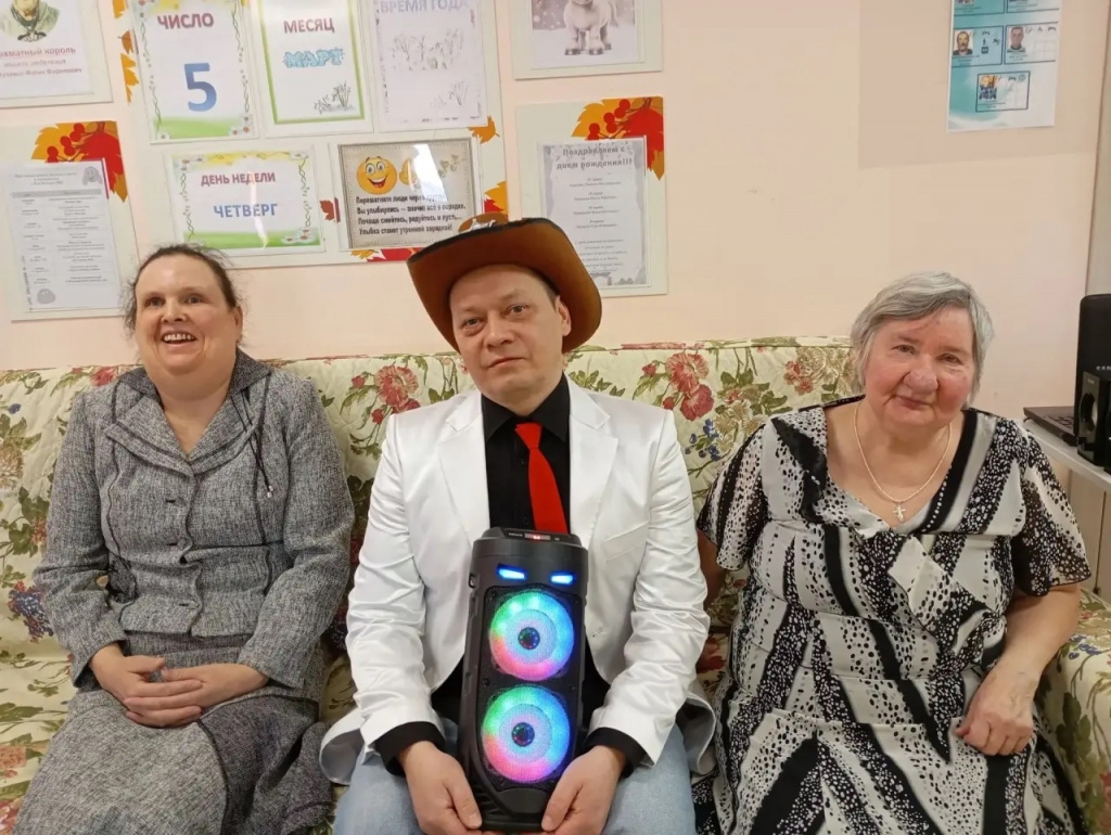сотрудник с колонкой сидят на диване.jpg