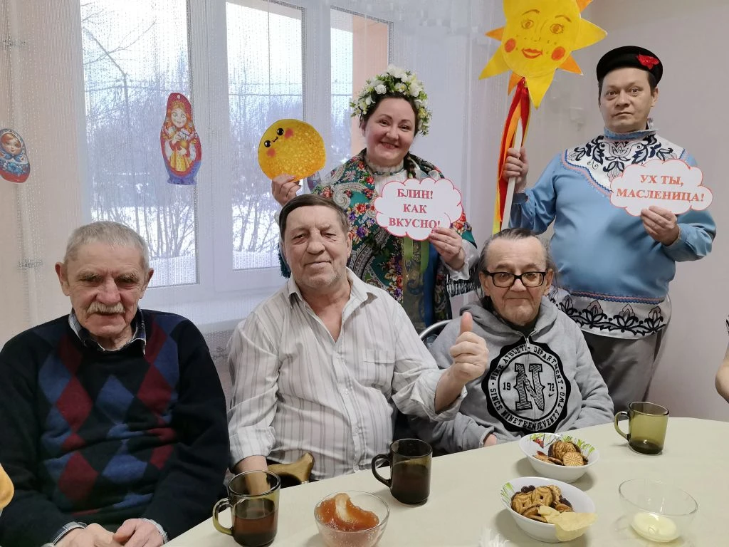 сидят пьют чай.png