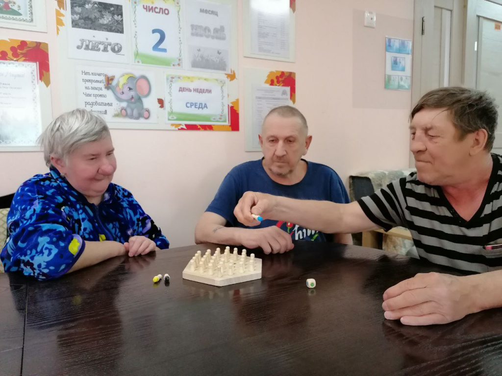 Проживающие играют в настольные игры (3).jpg