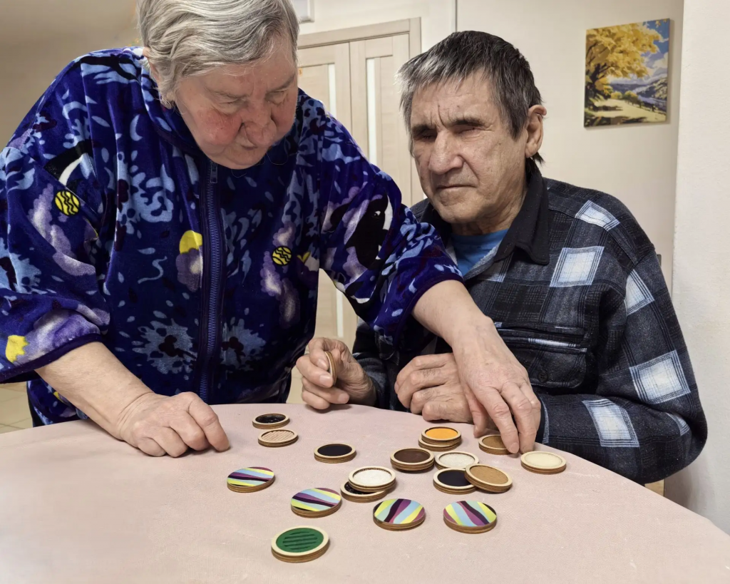 женщина показывает мужчине как нужно правильно формы выбрать.png