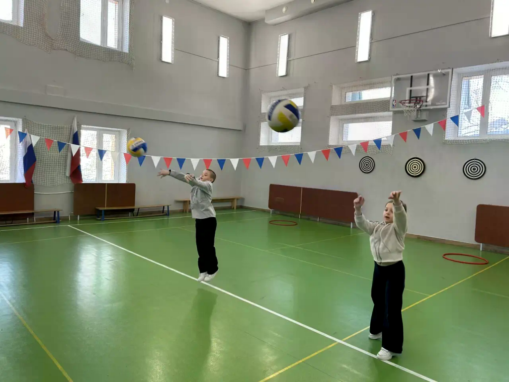 дети играют волейбол дети играют волейбол