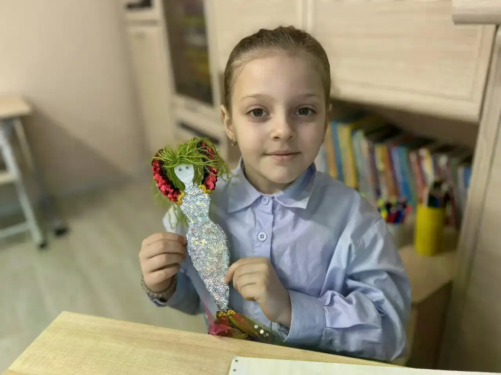 девочка сидит с подделкой 