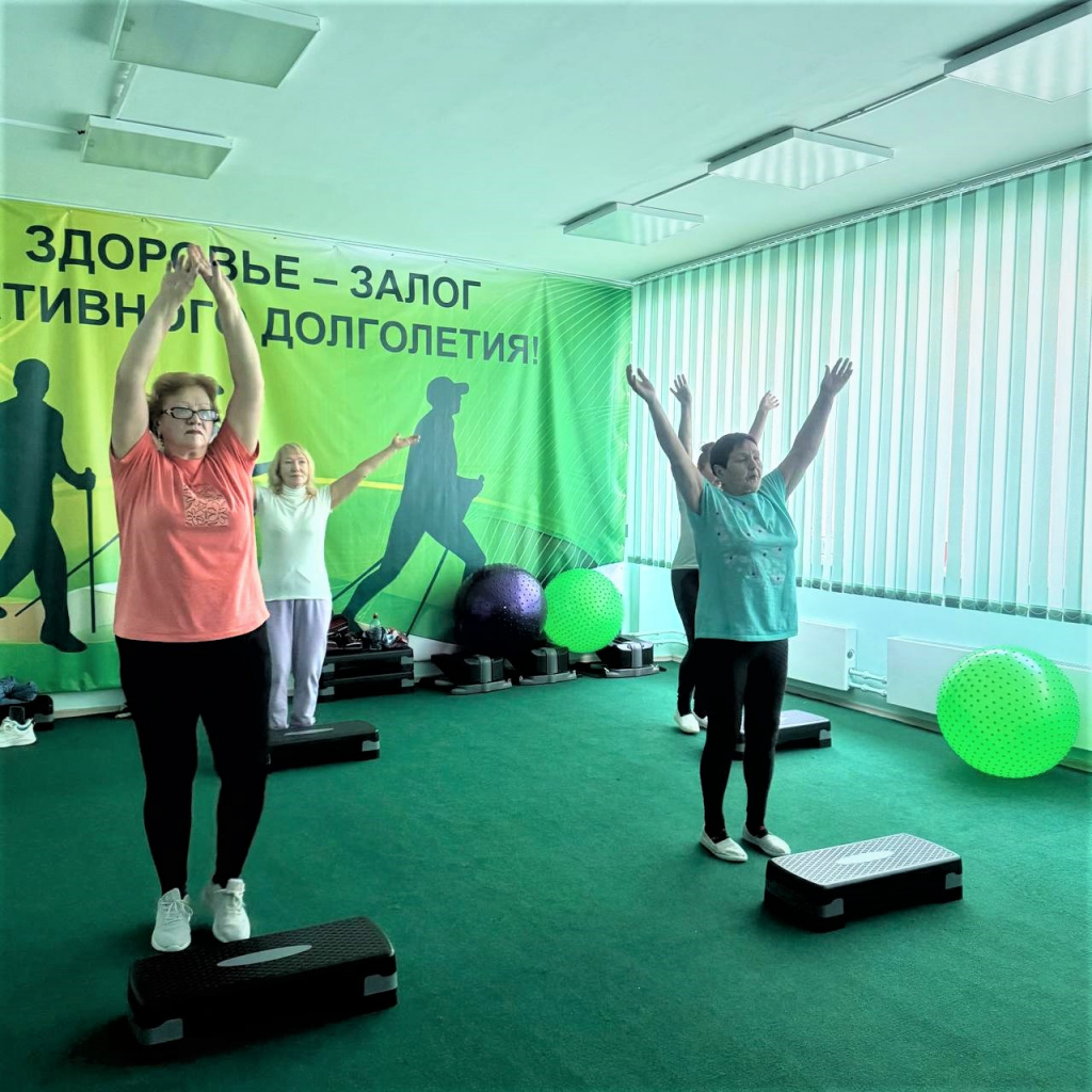 женщины потянулись руками в верх.jpg