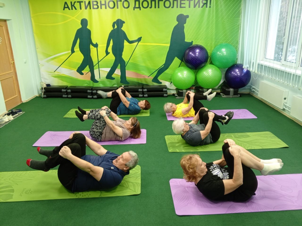 Получатели социальных услуг занимаются на гимнастических ковриках (8).jpg