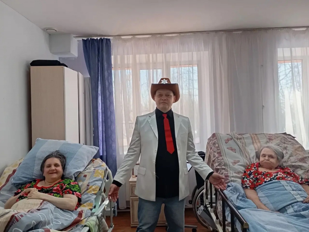 сотрудник прищел поздравлять лежащих получателей.jpg