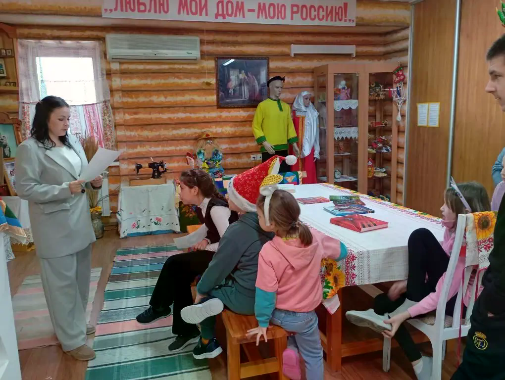 дети пришли в музей сидят слушают специалиста.png